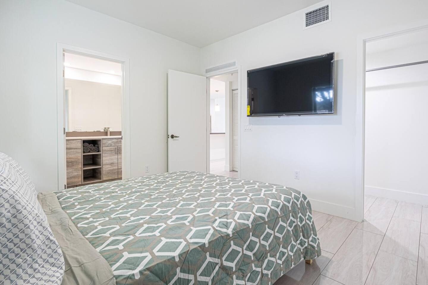 Comfy 3 Bed 2 Bath Apt W Free Parki view 2