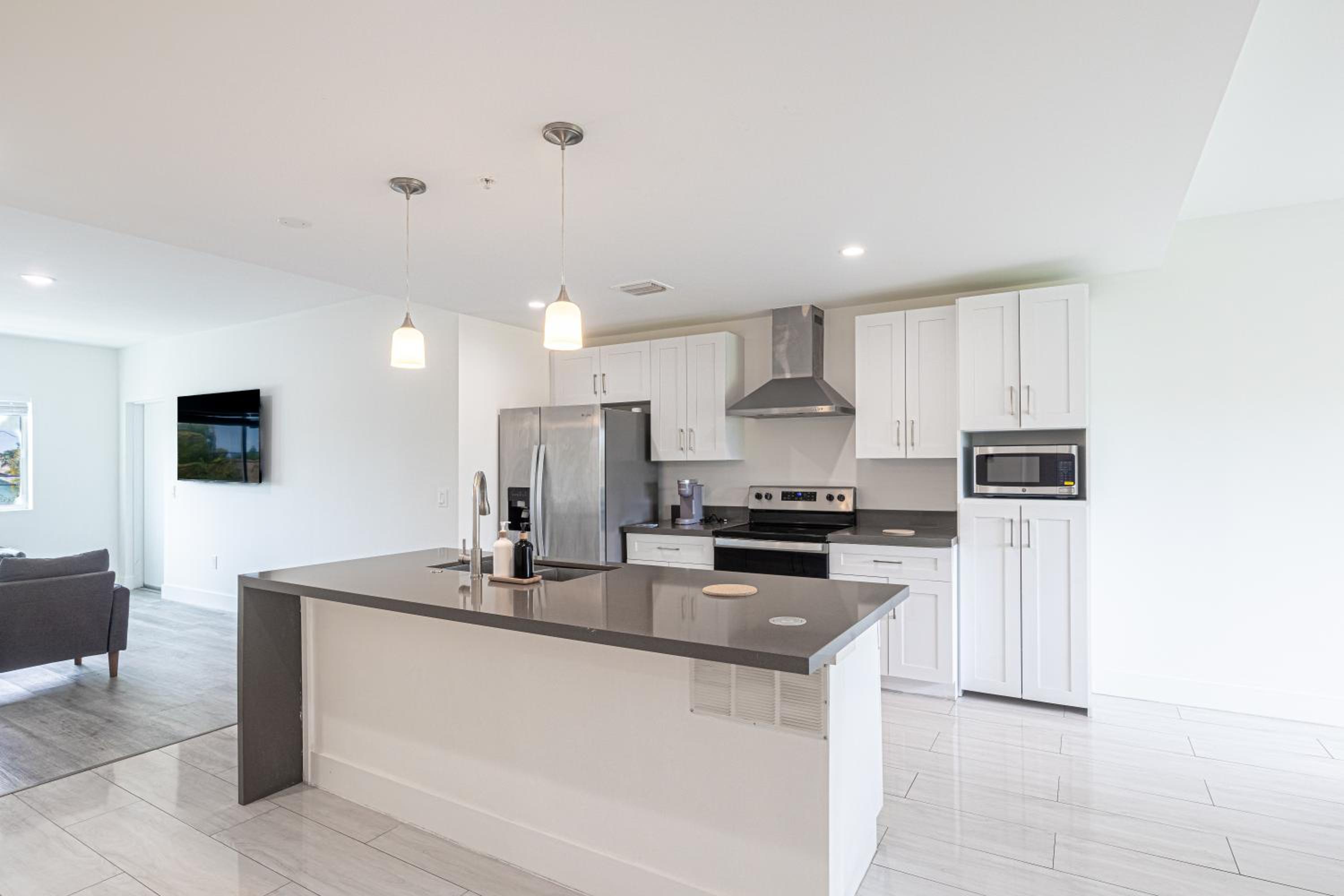 Comfy 3 Bed 2 Bath Apt W Free Parki view 5