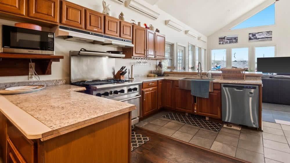 Victorian Mansion near Main St - Gym Spa and More view 4