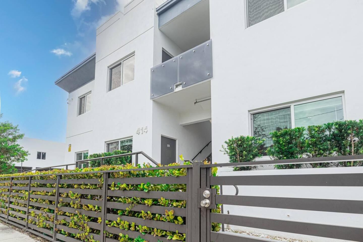 Lovely 3 Bedroom 2 Bath Apartment W Free Parking view 2