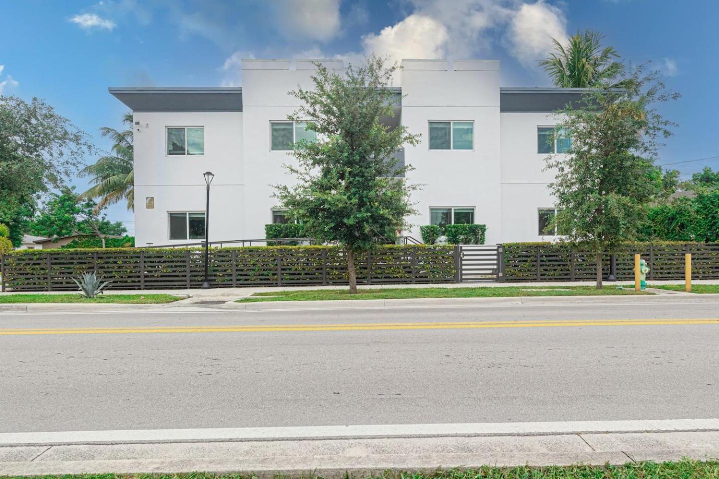 Lovely 3 Bedroom 2 Bath Apartment W Free Parking view 3