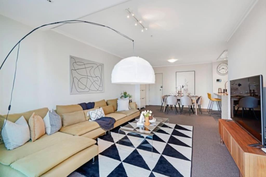 Contrasting-Color Style & City Views Comfortable 2B2B1 Car park