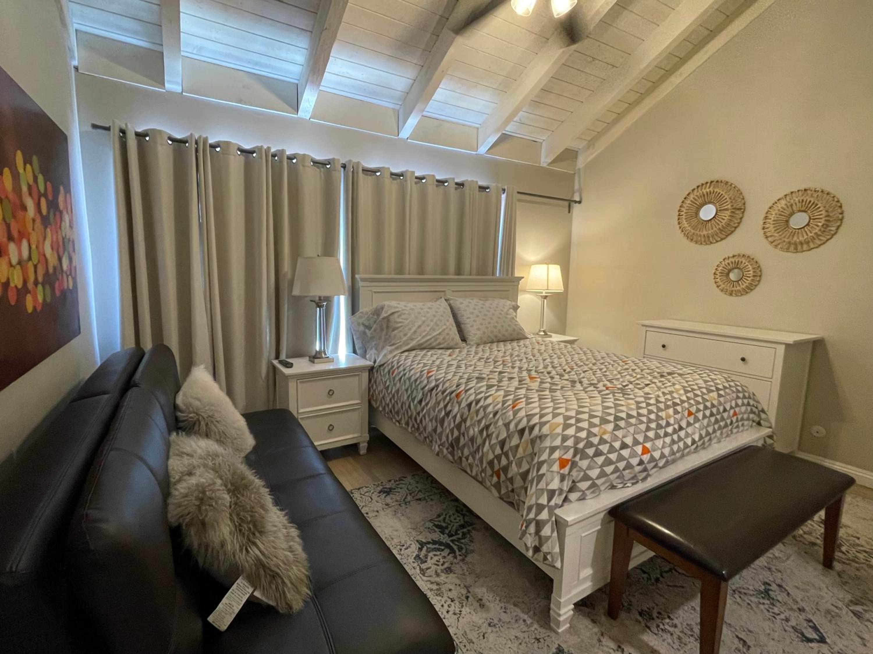 Orange County/Anaheim Vacations - MAGICAL Xcape, POOLS-SPA, WALK 2 DISNEY, CENTRAL AC-HEAT, FULLY EQUIPPED, 2 FREE PARKING SPACES, OWNER MGMT - Property Image 32
