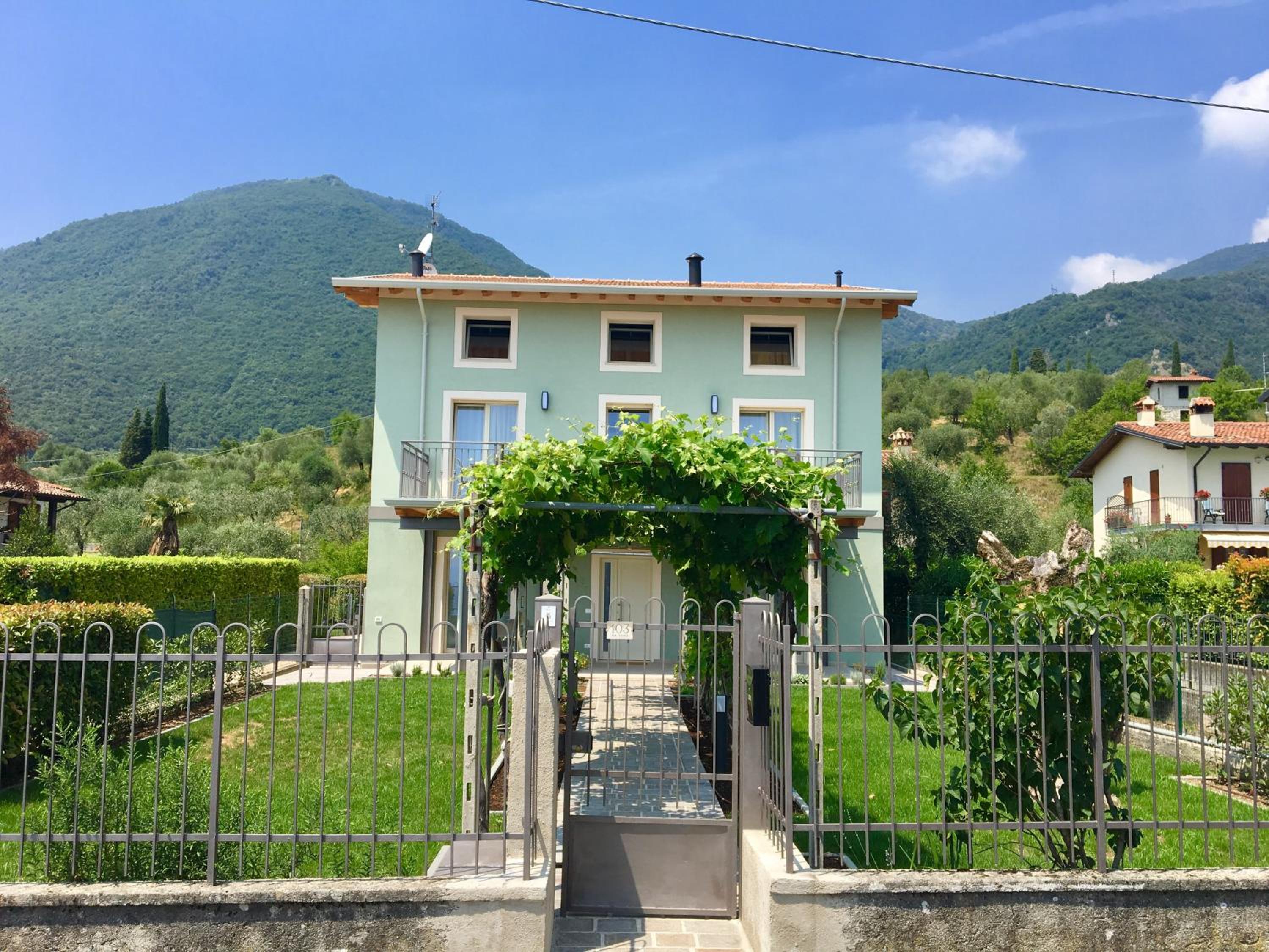 Casa con ampio terrazzo, vista lago e giardino