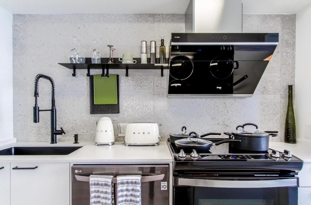 lovely 1-bedroom w/parking at Coal Harbour