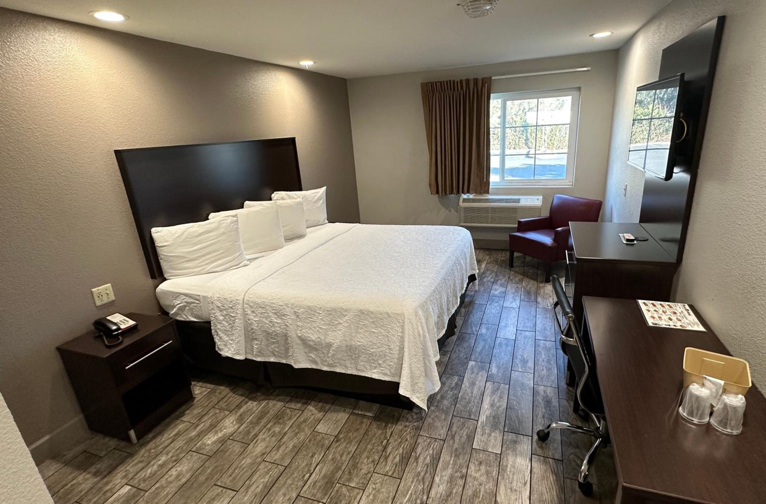 San Jose Vacations - Red Roof Inn Hayward - Property Image 4