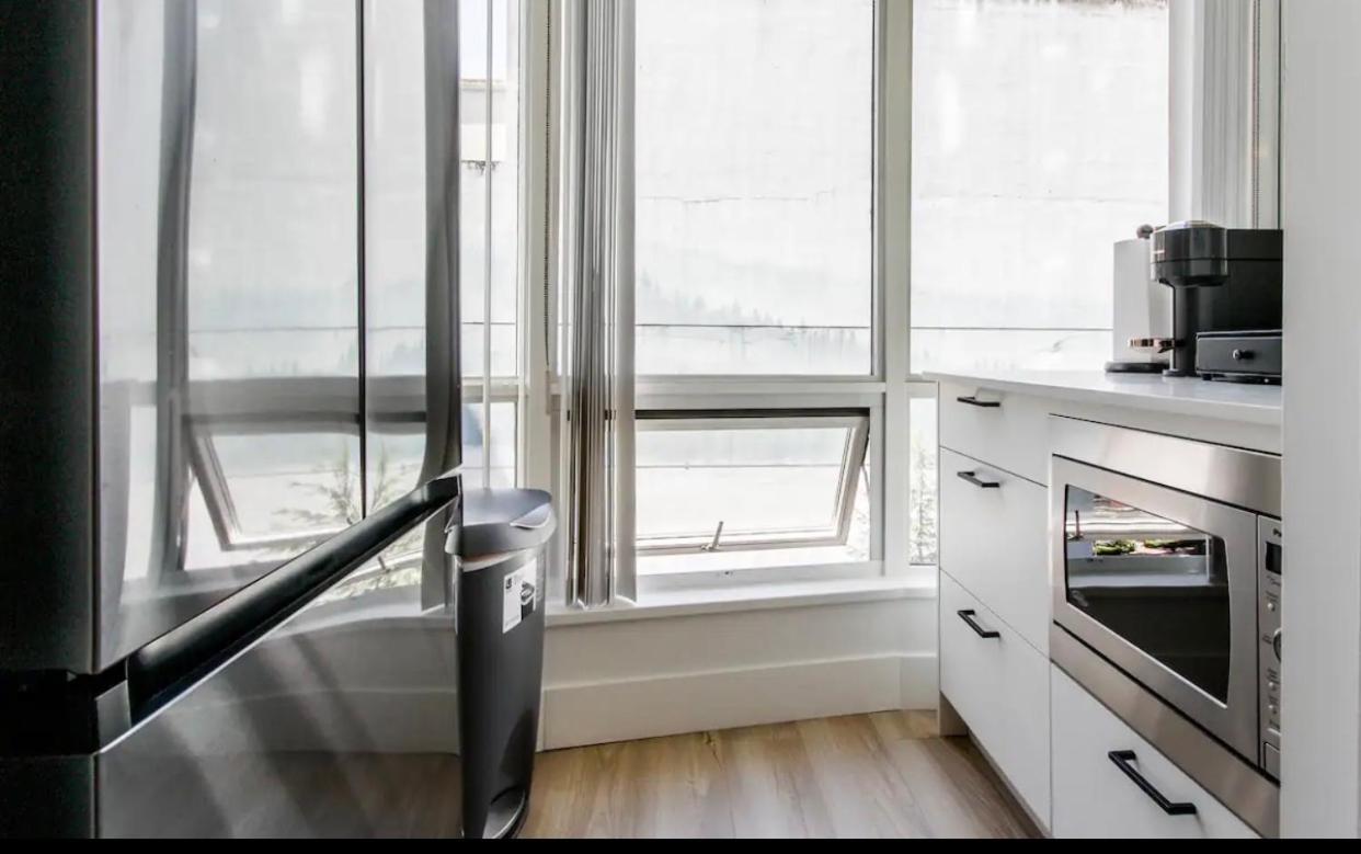 lovely 1-bedroom w/parking at Coal Harbour