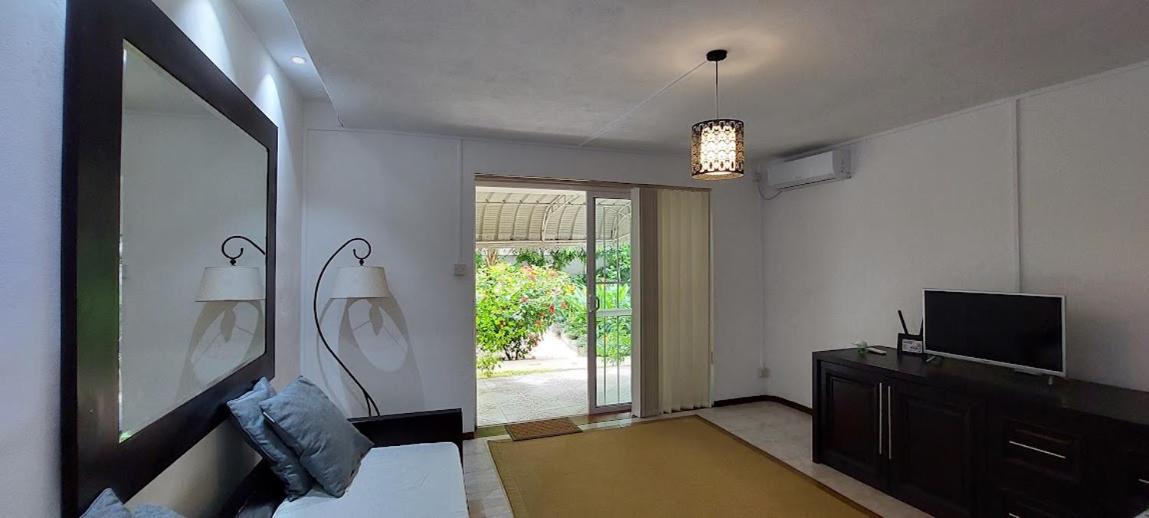 Lush Garden Villa with Sand Garden photo 5