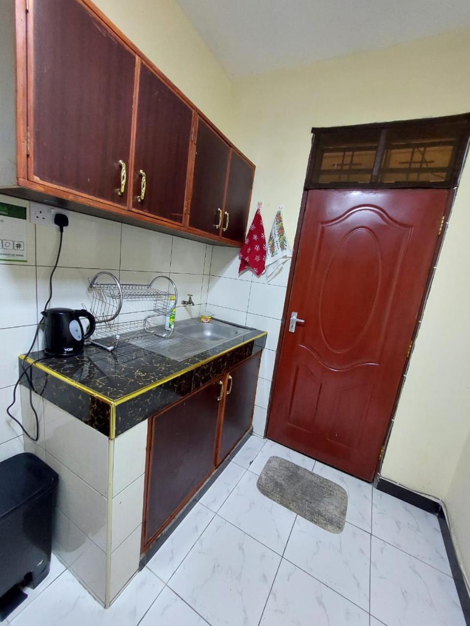 Roma Stays - Budget Studio in Busia (Opp Shell petrol Station) view 4