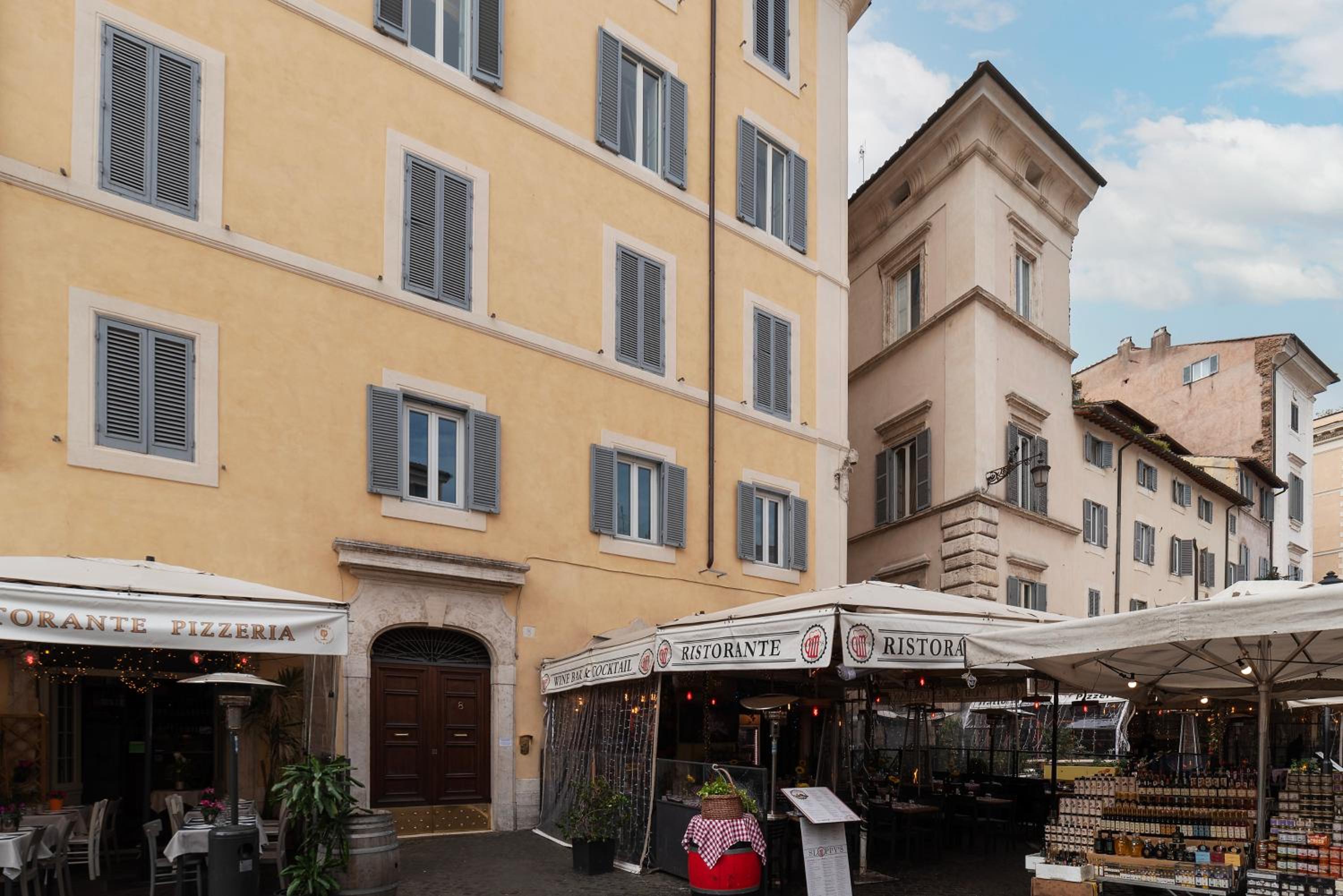 GuestHost - Campo de Fiori Unique Apartment