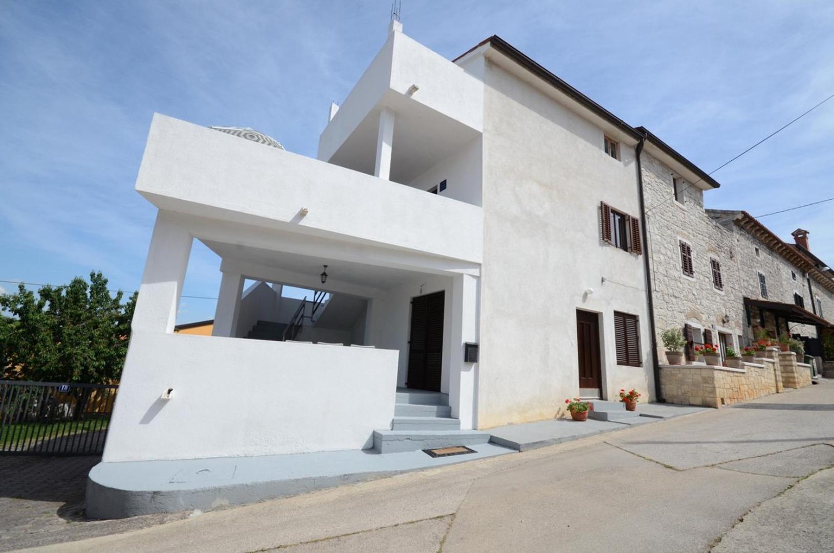 Apartment house Vinka near the beach in Funtana view 2