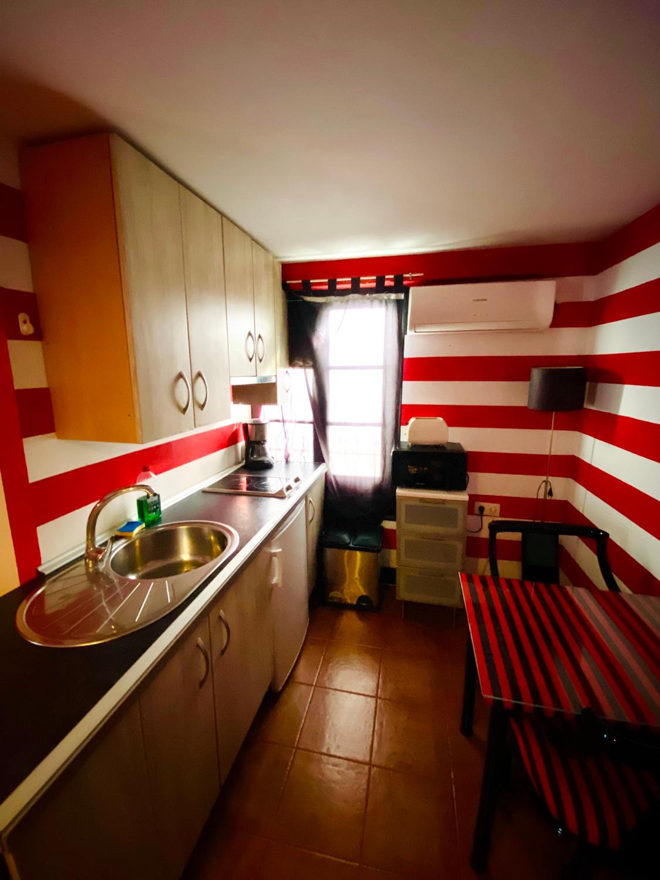 Seville Vacations - Sevilla Kitsch Hostel Art - Property Image 37