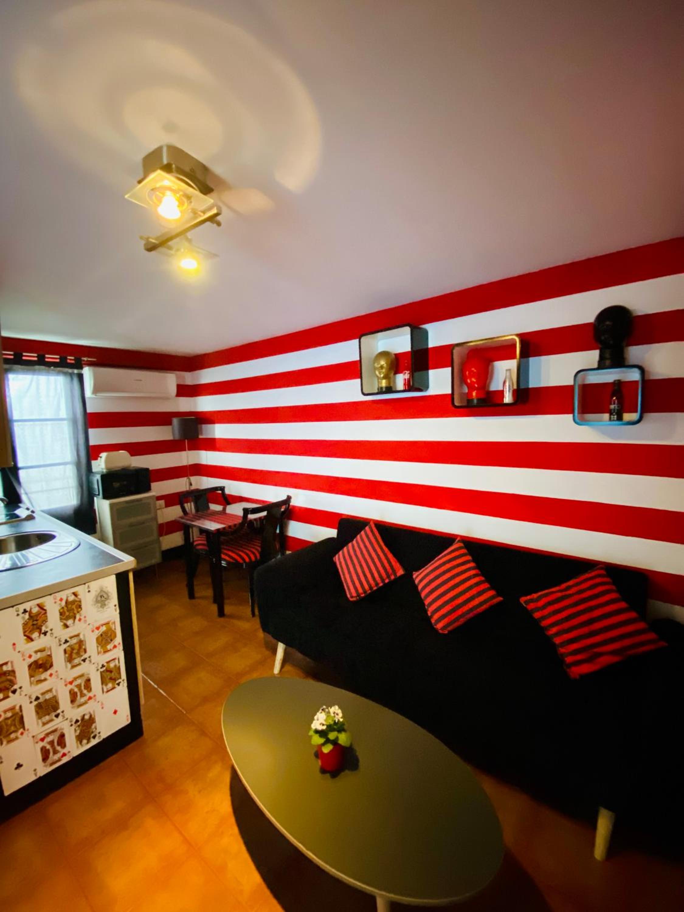 Seville Vacations - Sevilla Kitsch Hostel Art - Property Image 32