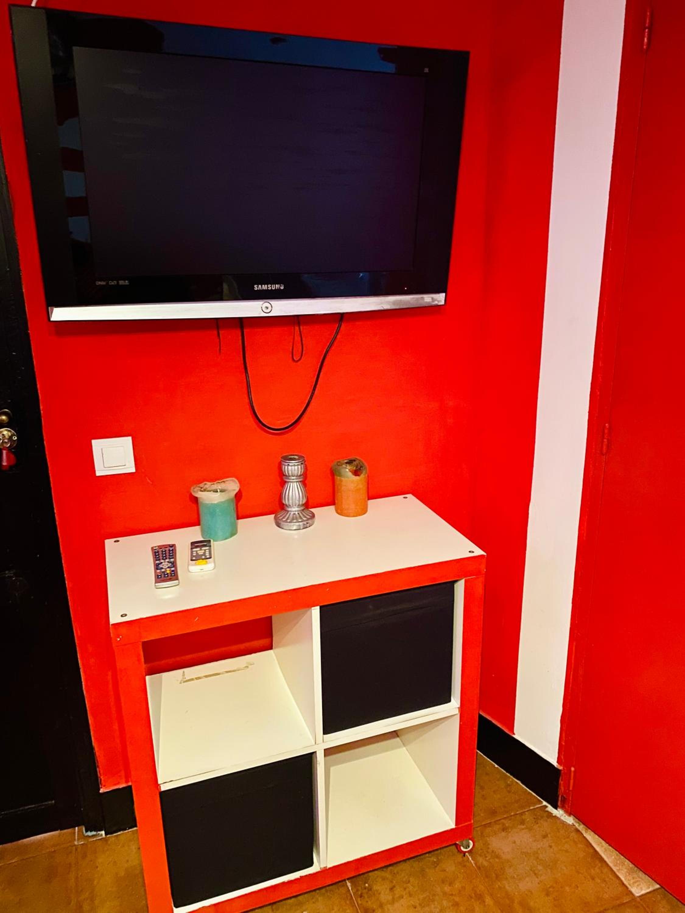 Seville Vacations - Sevilla Kitsch Hostel Art - Property Image 34