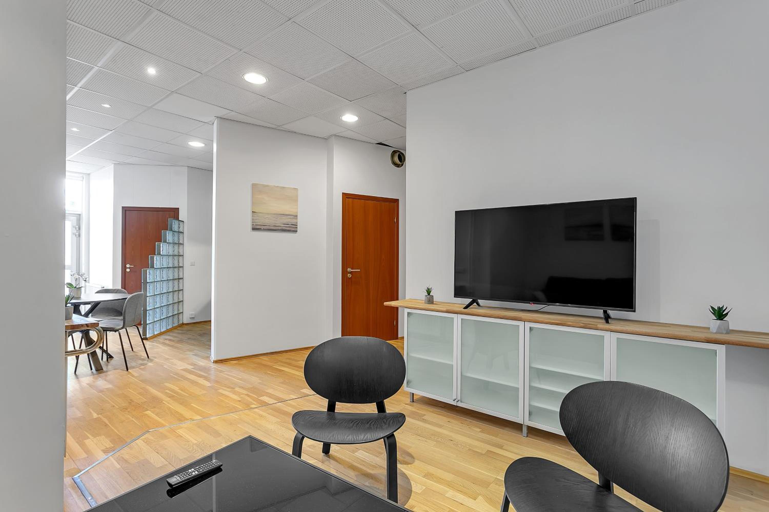 Bright apartment in the Heart of the City! view 2