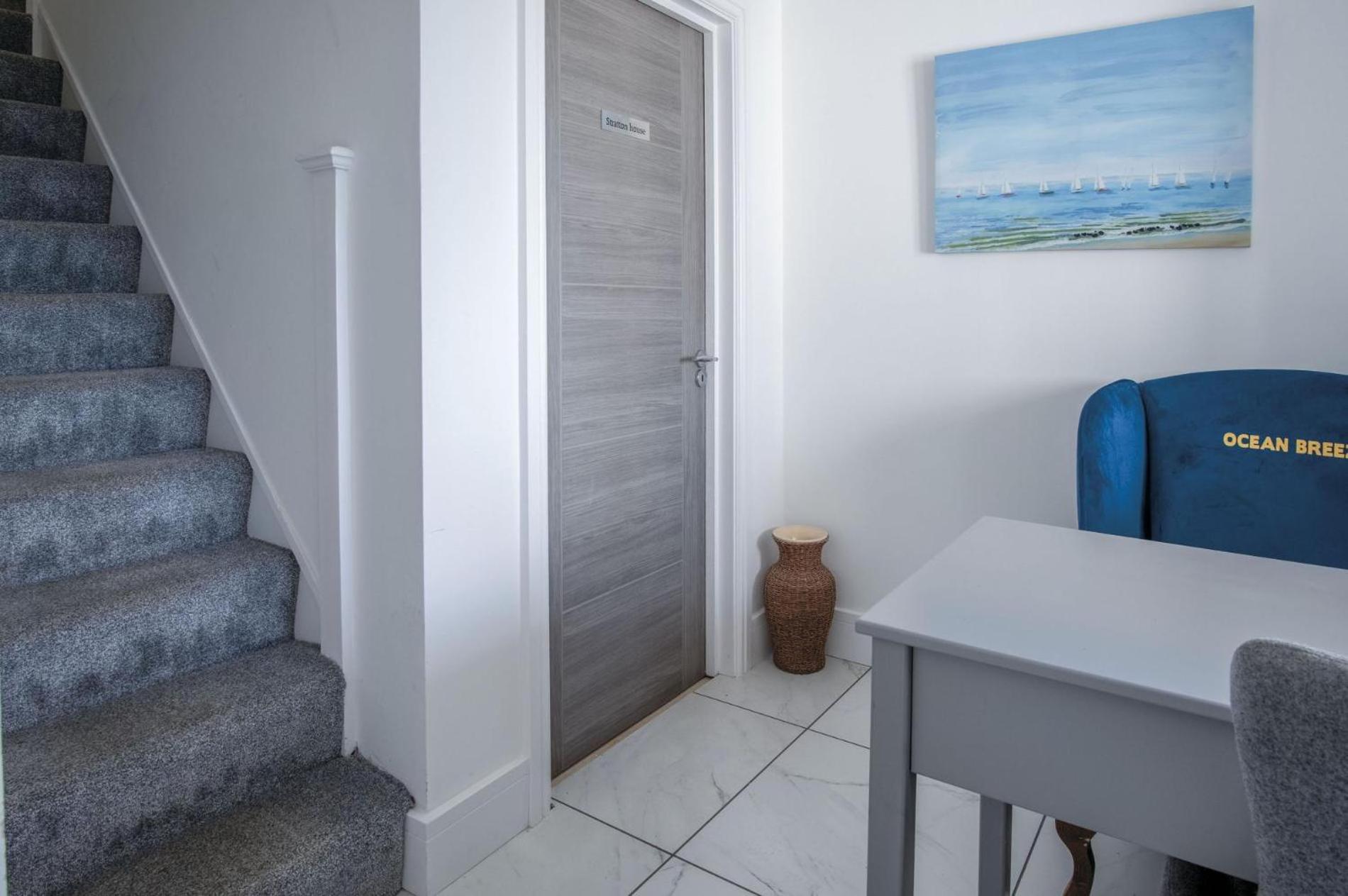 Oasis - 2 Bedroom Apartment - Ocean Breeze view 2