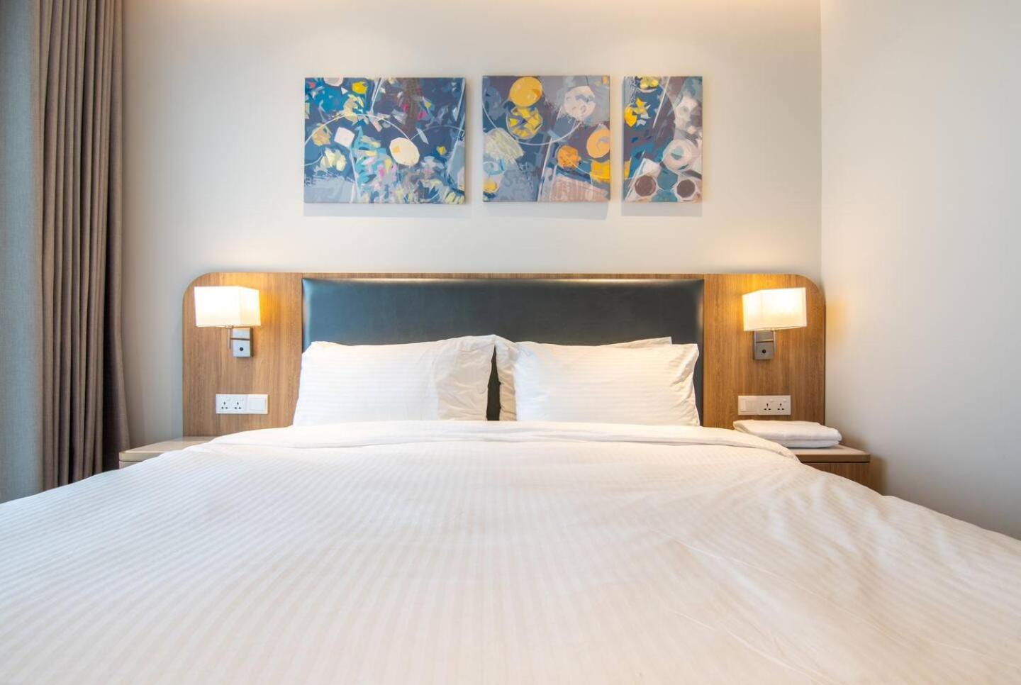 Luxury 2 or 3BR Apartment in Dist 1, Pool and airport pickup