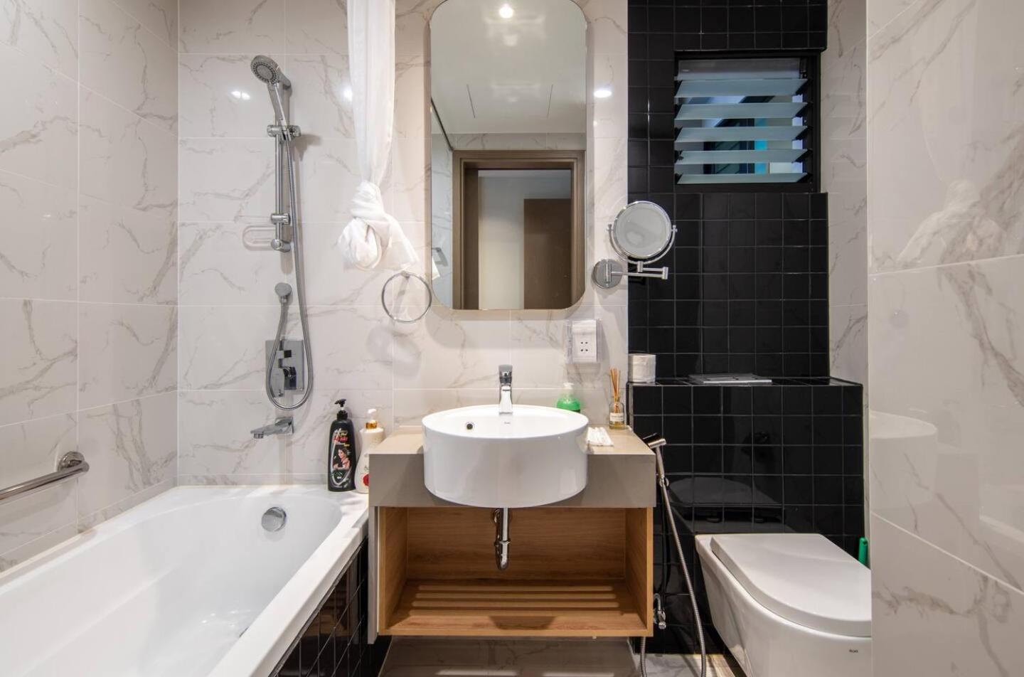 Luxury 2 or 3BR Apartment in Dist 1, Pool and airport pickup