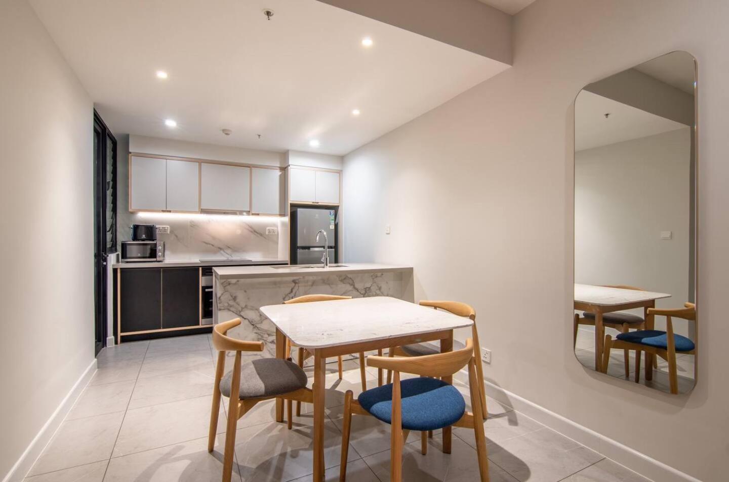 Luxury 2 or 3BR Apartment in Dist 1, Pool and airport pickup