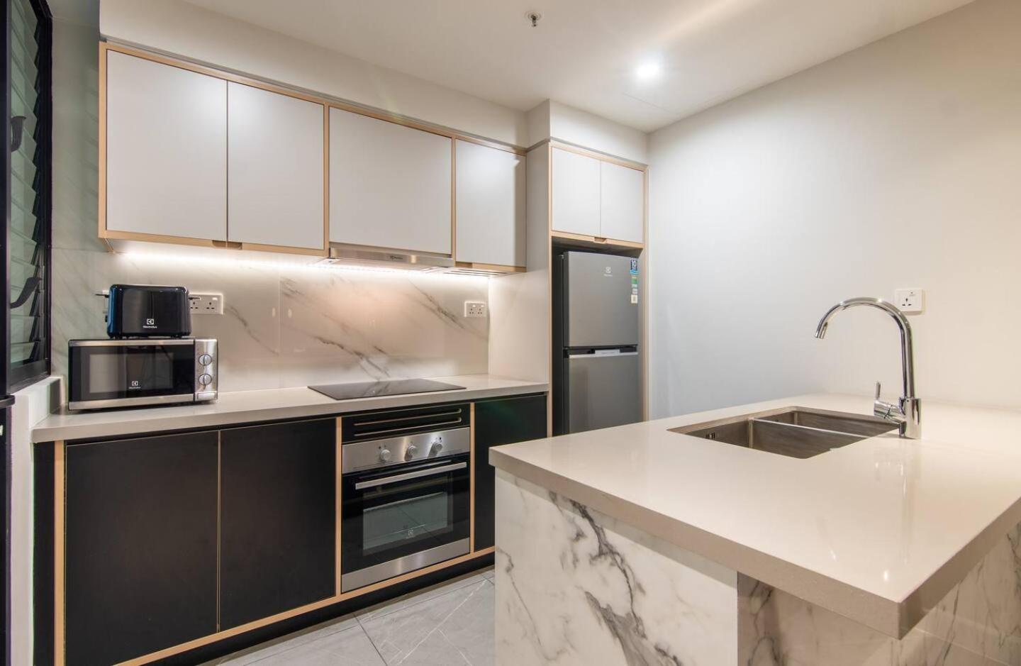 Luxury 2 or 3BR Apartment in Dist 1, Pool and airport pickup