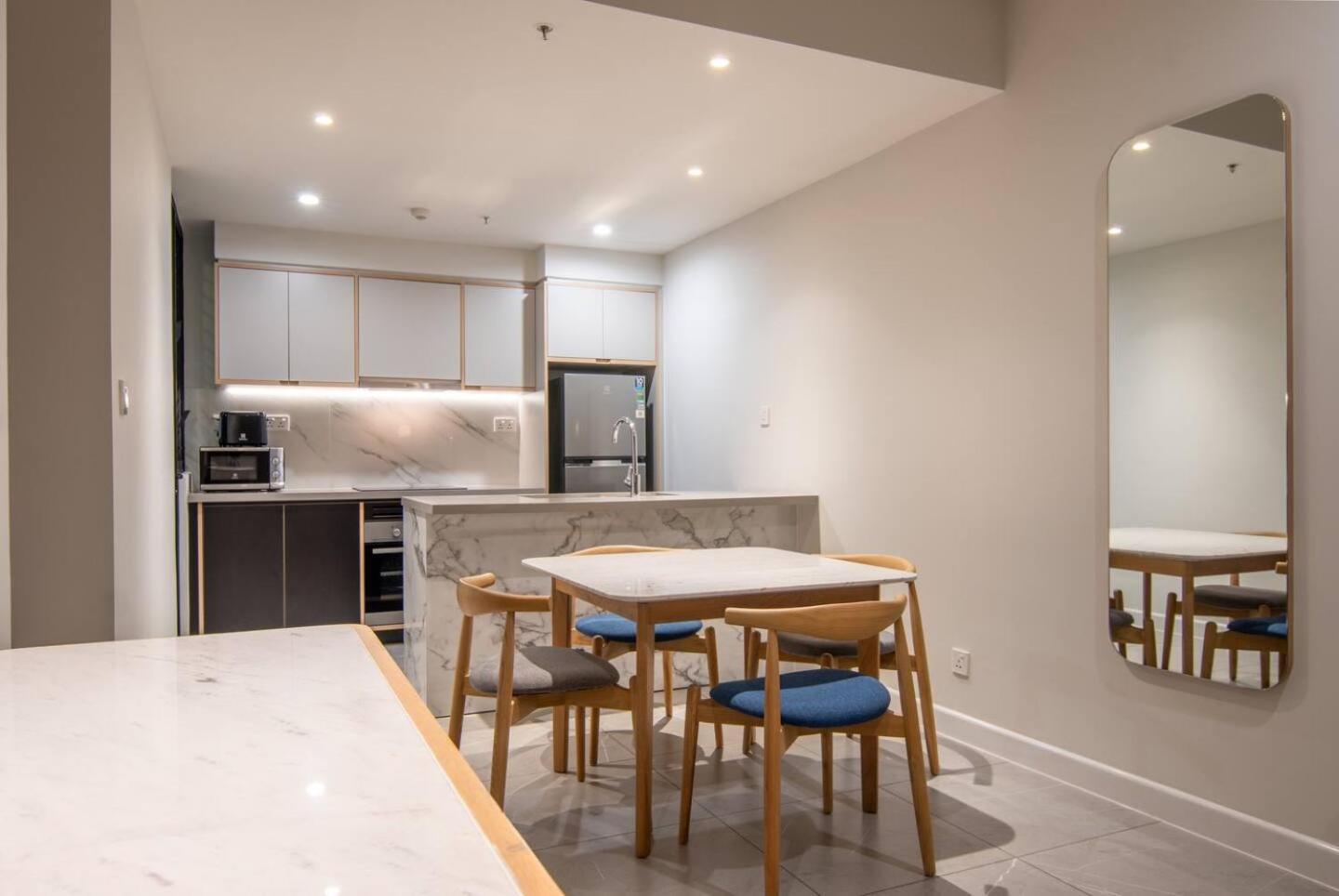 Luxury 2 or 3BR Apartment in Dist 1, Pool and airport pickup