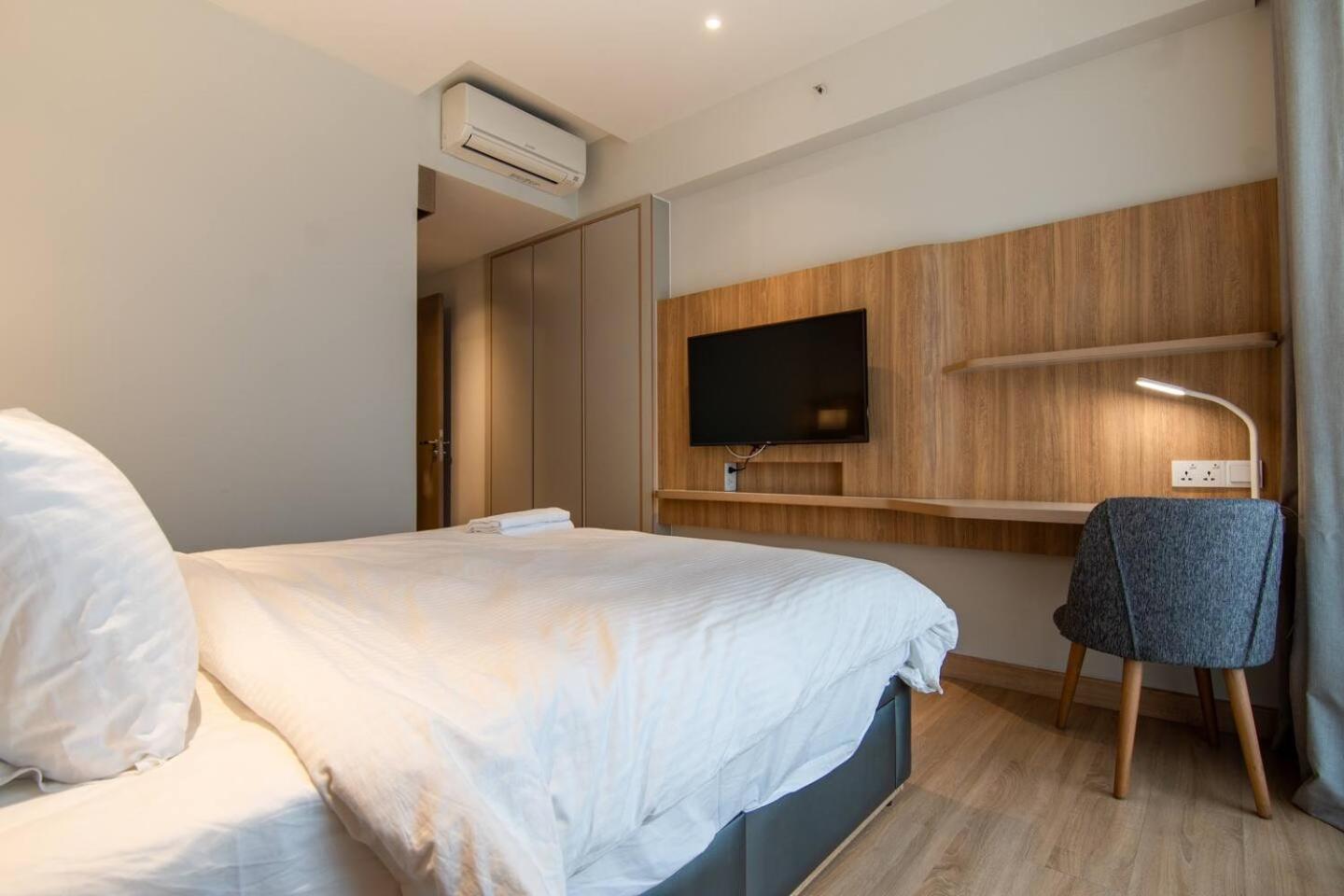 Luxury 2 or 3BR Apartment in Dist 1, Pool and airport pickup
