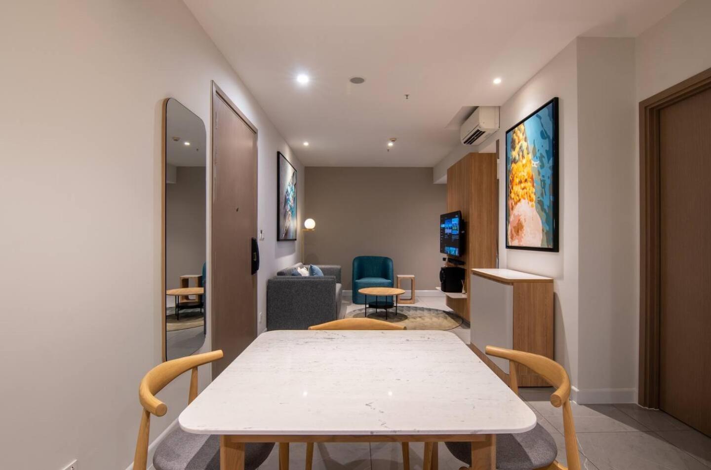 Luxury 2 or 3BR Apartment in Dist 1, Pool and airport pickup