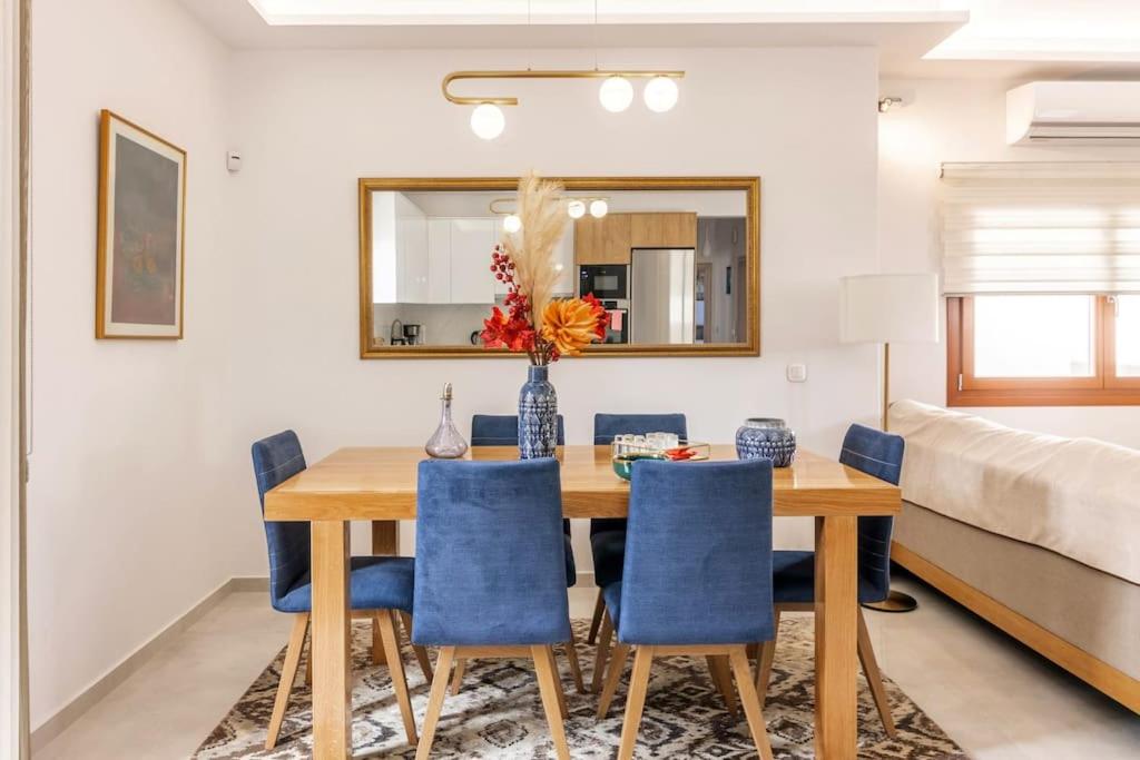 Luxury Four Season Villa by the sea view 4