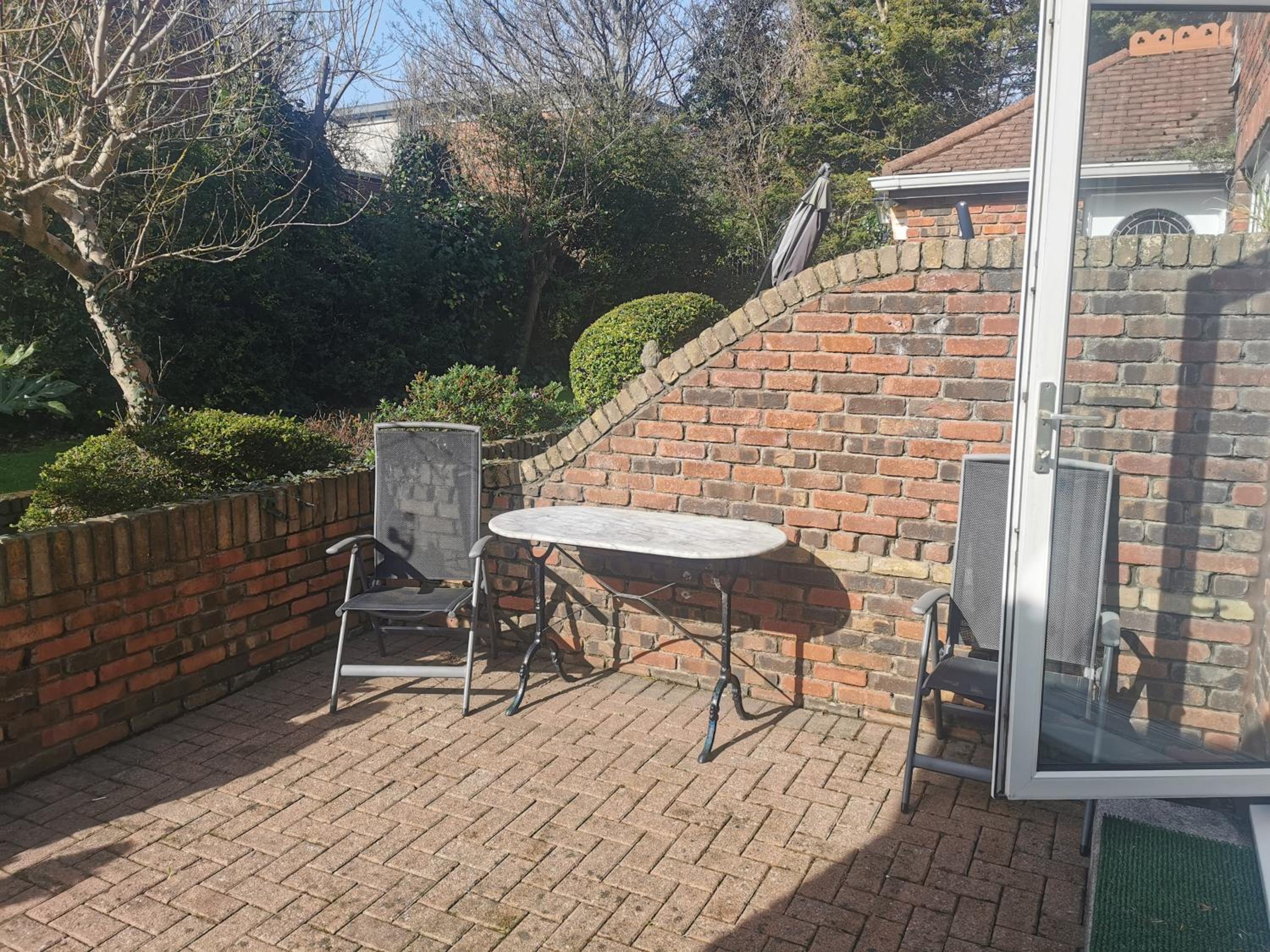 Single room in a charming apartment with the terrace in Sandymount