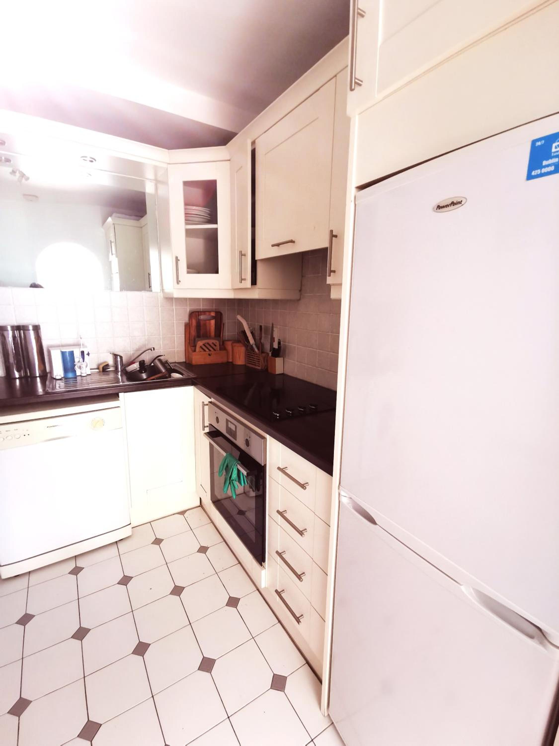 Single room in a charming apartment with the terrace in Sandymount