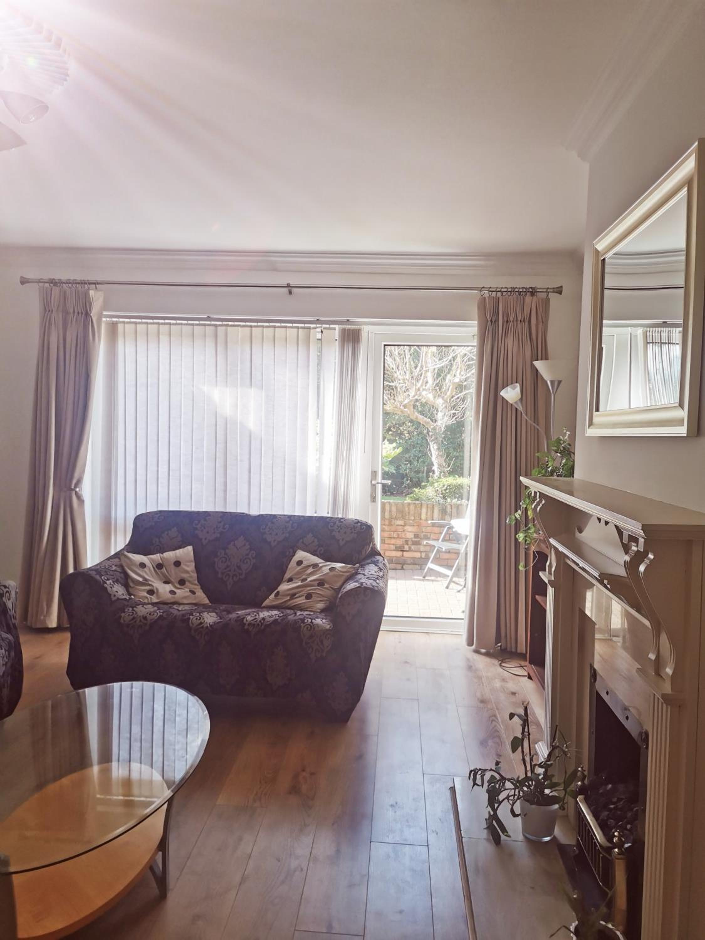 Single room in a charming apartment with the terrace in Sandymount