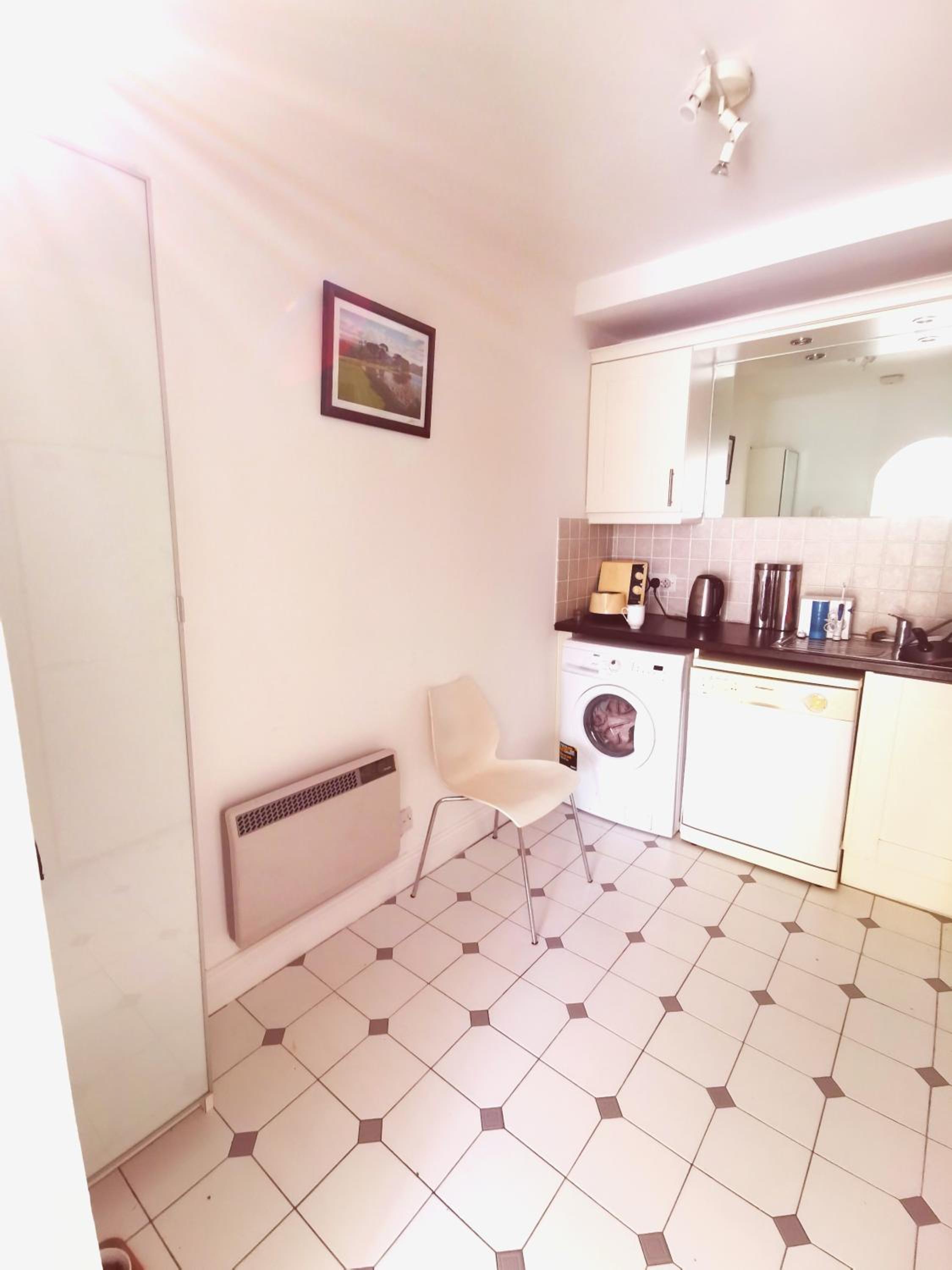 Single room in a charming apartment with the terrace in Sandymount