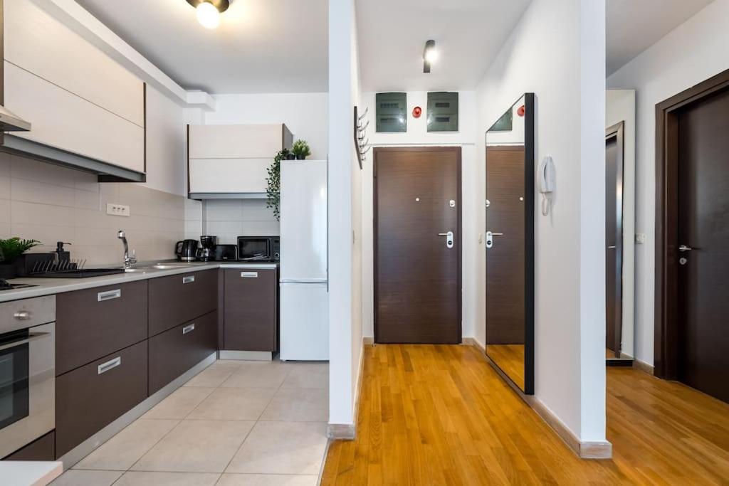 Vivando - Bright 1BR - Green View Balcony - Parking view 2