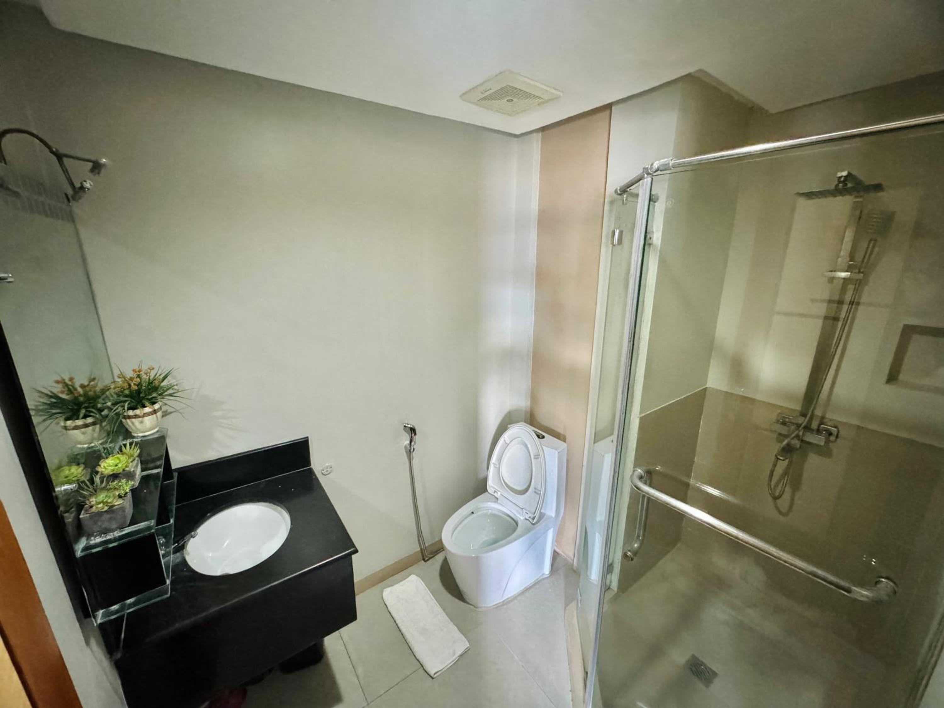 Spacious 1-Bedroom AppleOne Equicom Ayala view 3
