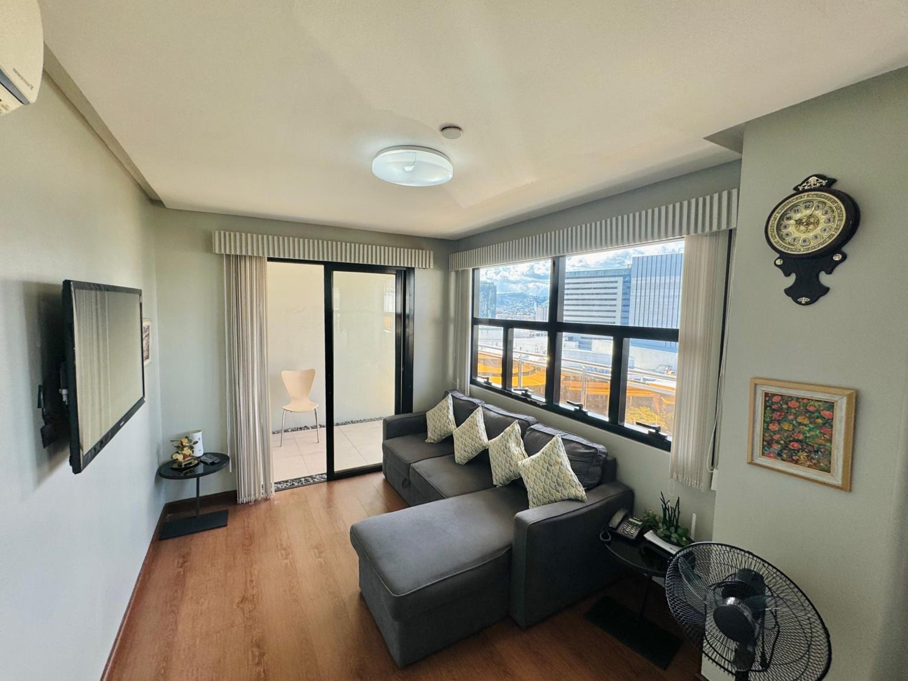 Spacious 1-Bedroom AppleOne Equicom Ayala view 4