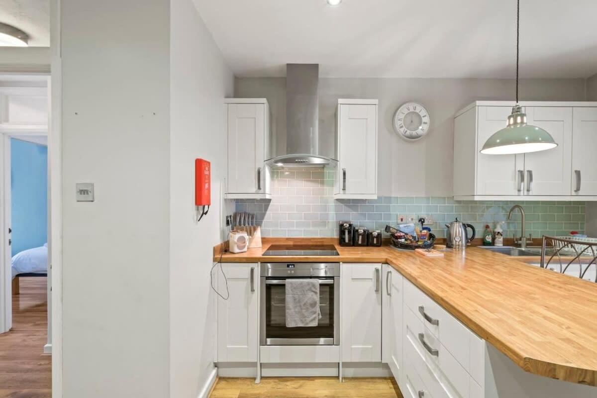 Modern Flat on The Hoe w Private Parking view 5