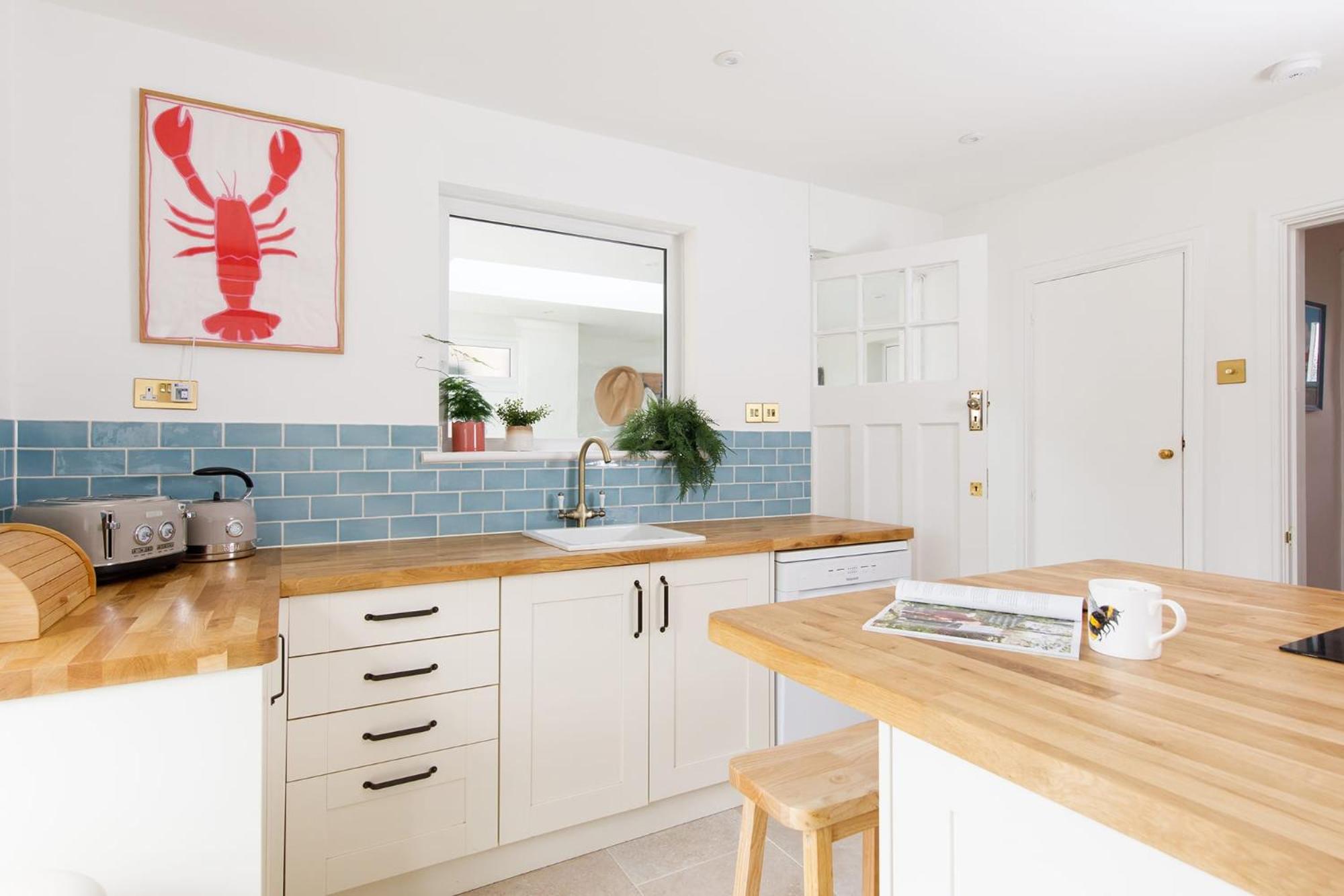 Newly Renovated Cottage 150m from Waterfront view 5