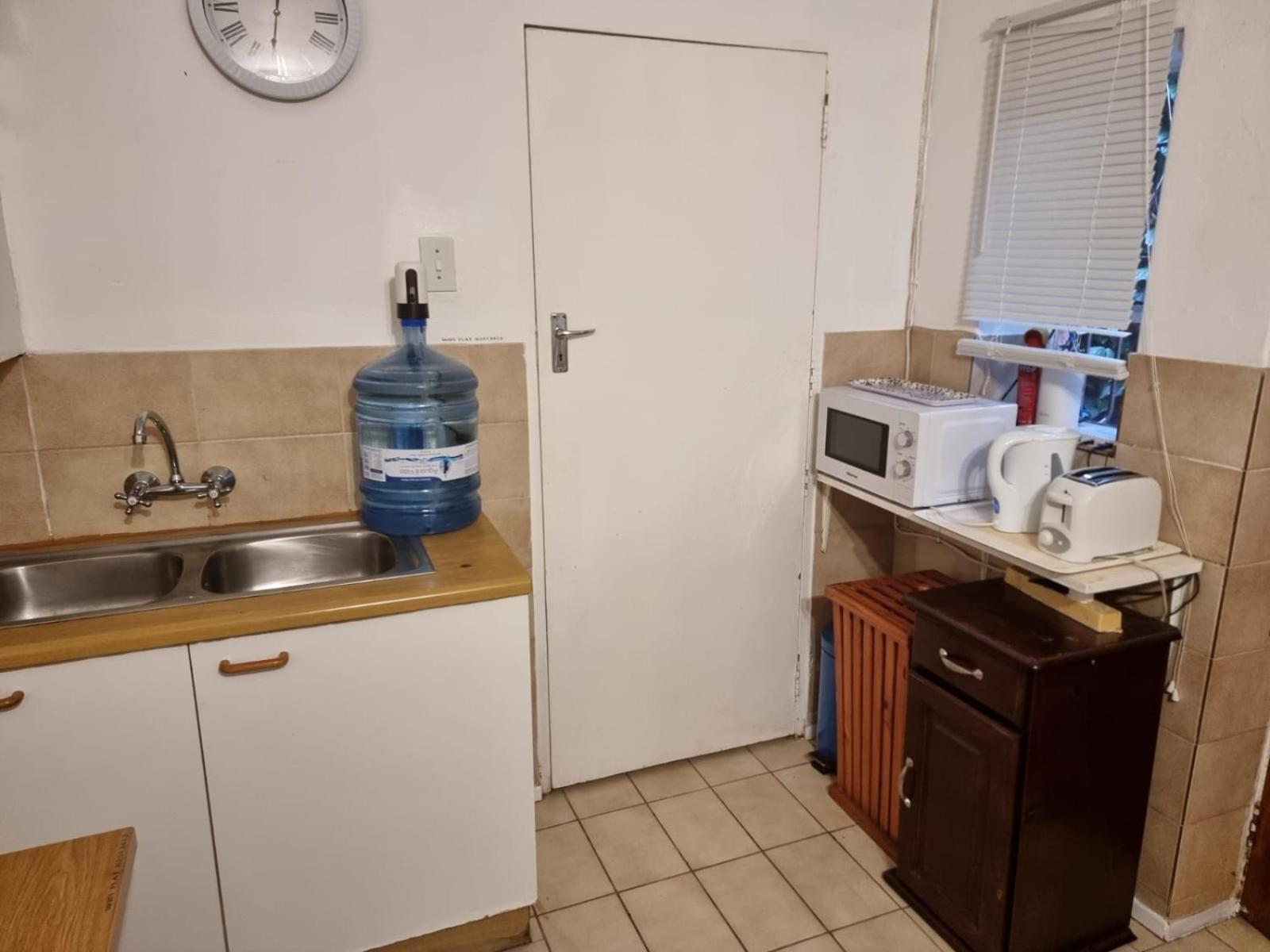 Douglasdale 3 Queen Double Beds Loft - 2nd Bedroom own entrance kitchenette & bathroom- Parking - Serviced - Wood & Gas Braais - Pool & Lapa - Ultra Hi Spe view 5