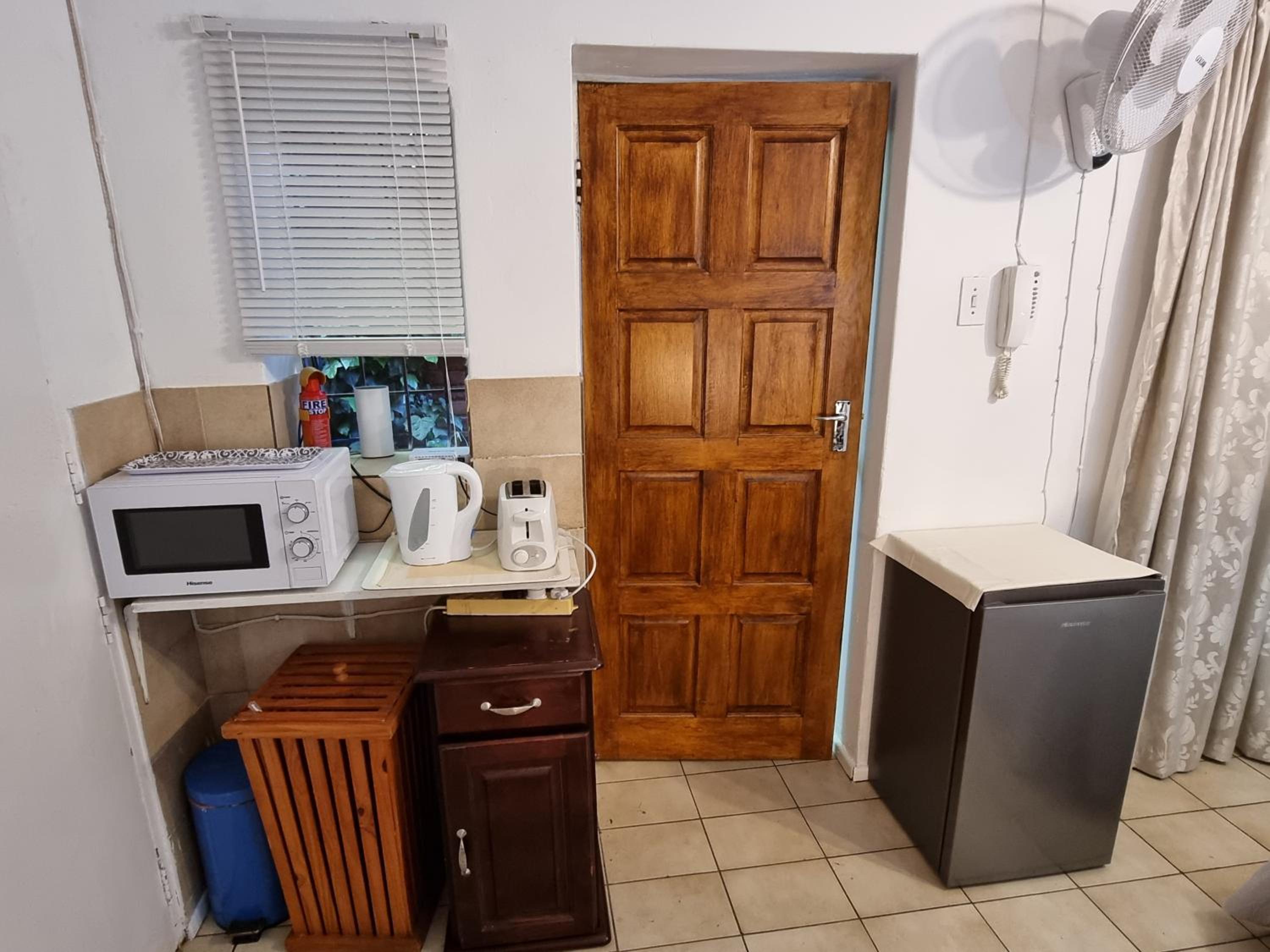 Douglasdale 3 Queen Double Beds Loft - 2nd Bedroom own entrance kitchenette & bathroom- Parking - Serviced - Wood & Gas Braais - Pool & Lapa - Ultra Hi Spe view 4
