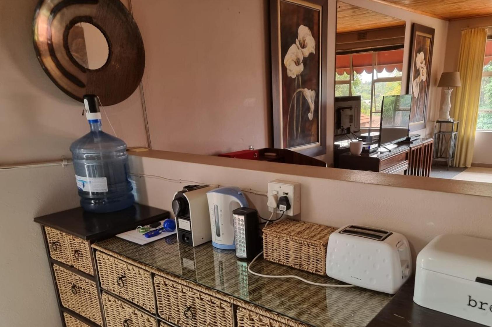 Douglasdale 3 Queen Double Beds Loft - 2nd Bedroom own entrance kitchenette & bathroom- Parking - Serviced - Wood & Gas Braais - Pool & Lapa - Ultra Hi Spe view 3