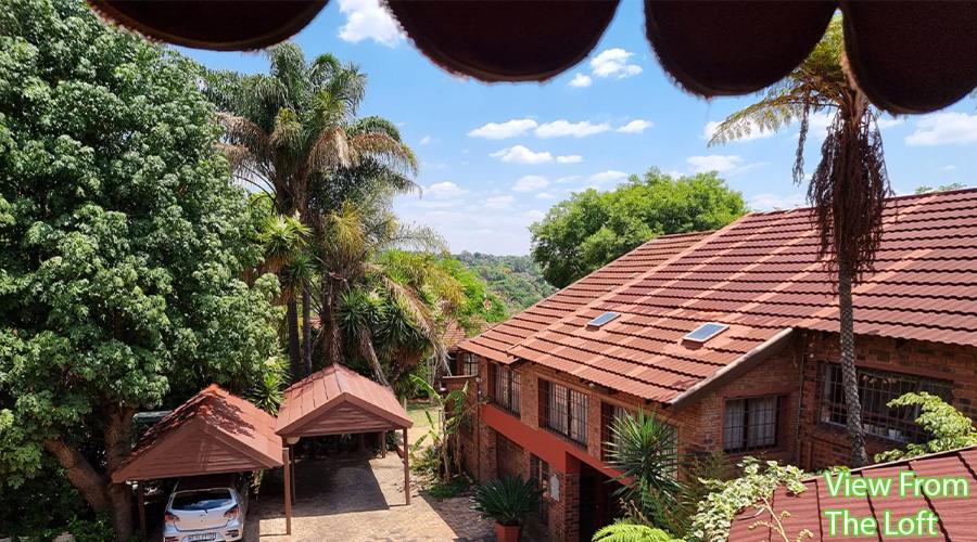 Douglasdale 3 Queen Double Beds Loft - 2nd Bedroom own entrance kitchenette & bathroom- Parking - Serviced - Wood & Gas Braais - Pool & Lapa - Ultra Hi Spe view 2