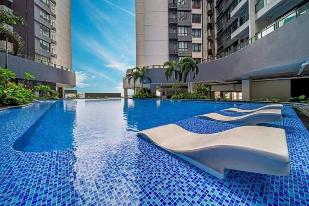 R&F Princess Cove & R&F Mall by QQ BnB