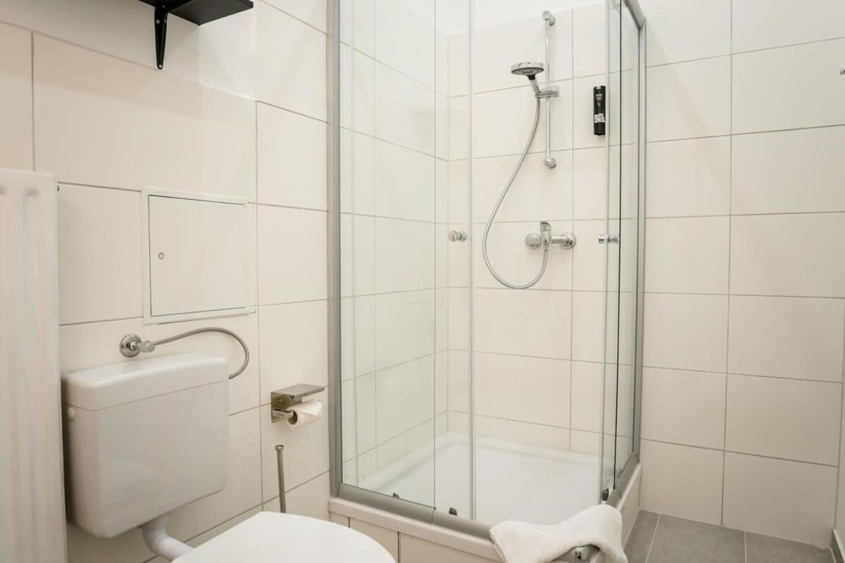 Spacious 3BR plus AC Self Check-in Street Parking