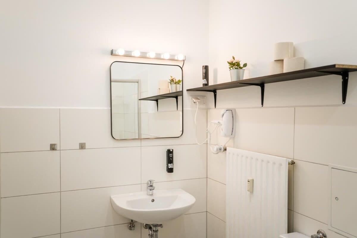 Spacious 3BR plus AC Self Check-in Street Parking