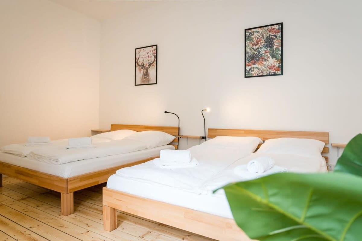 Spacious 3BR plus AC Self Check-in Street Parking