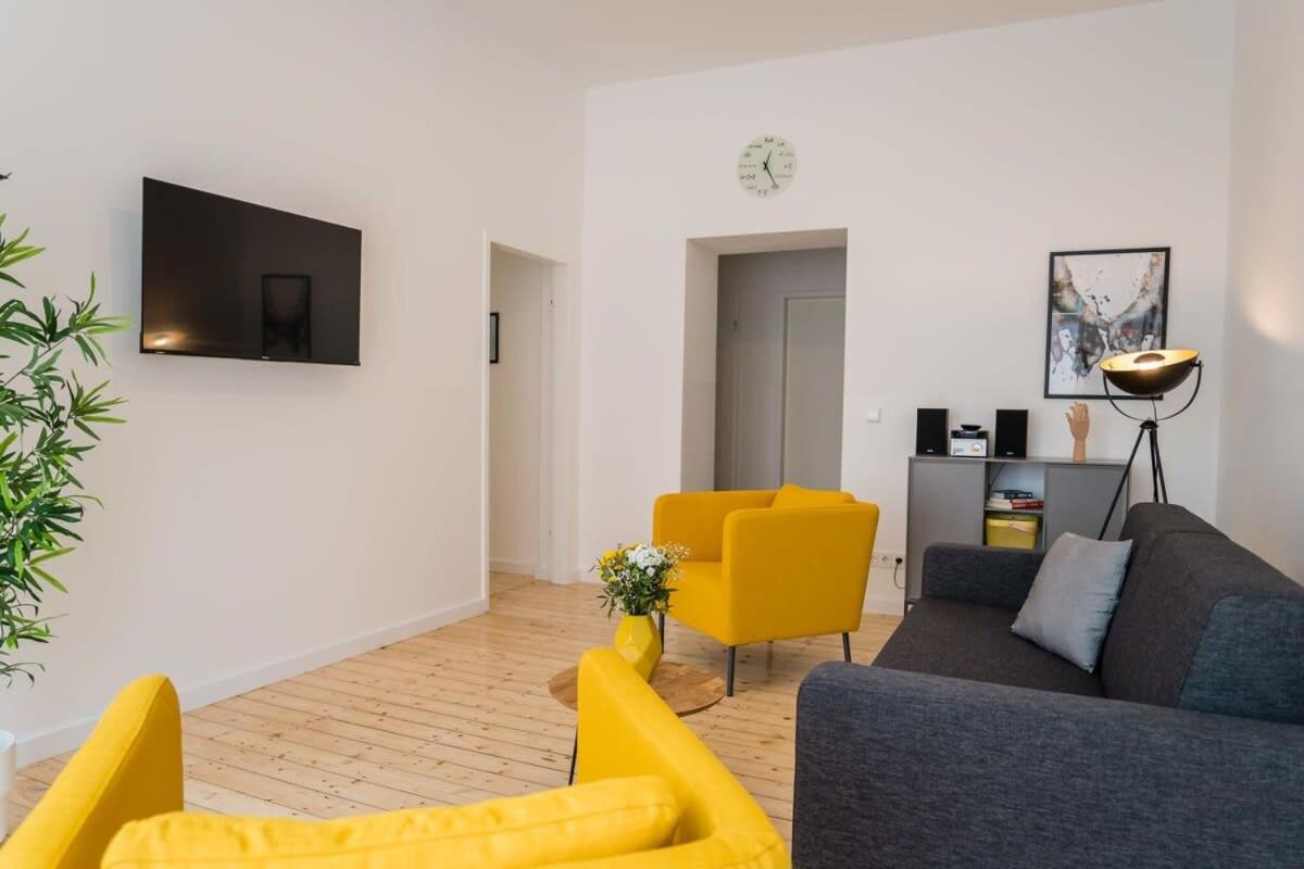 Spacious 3BR plus AC Self Check-in Street Parking