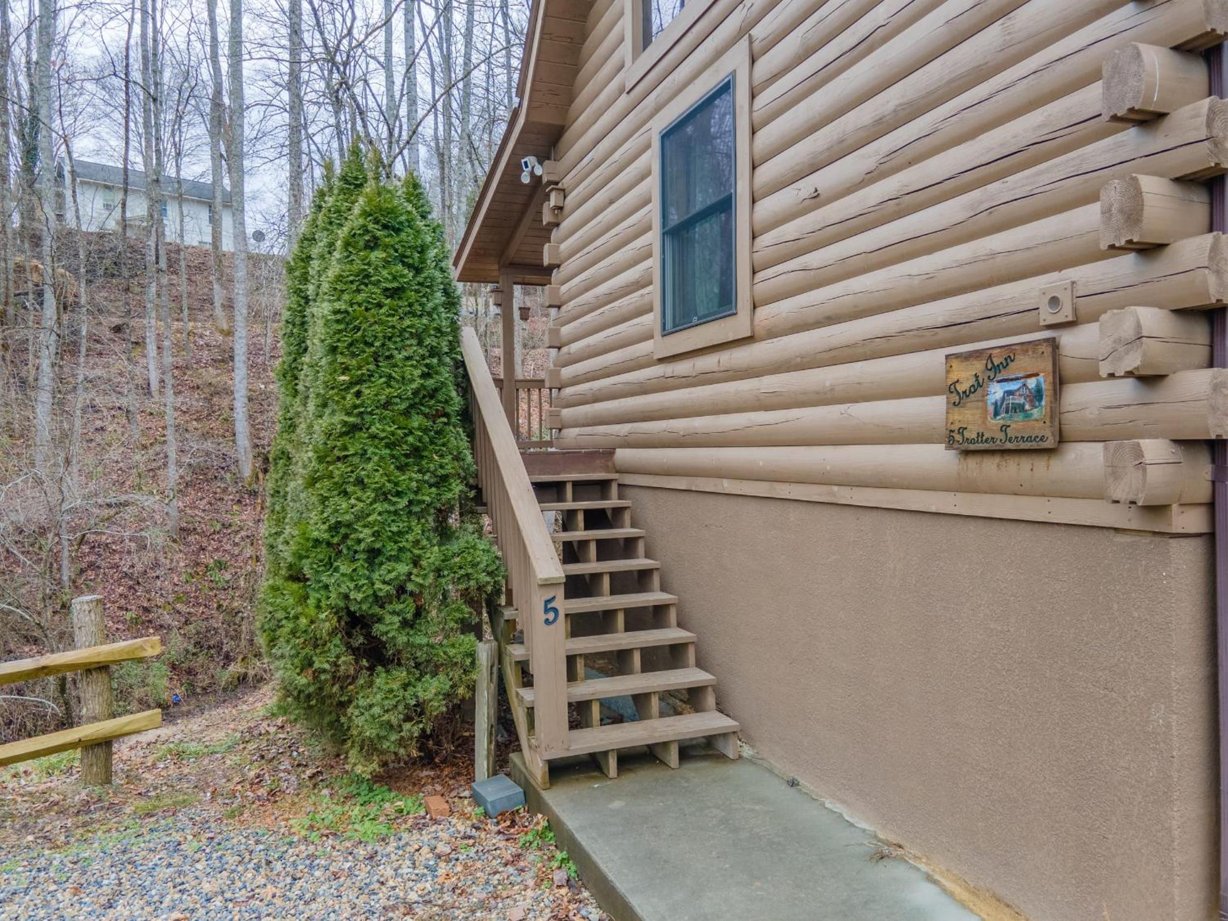 Cozy Cabin Retreat: Tiny Trotter