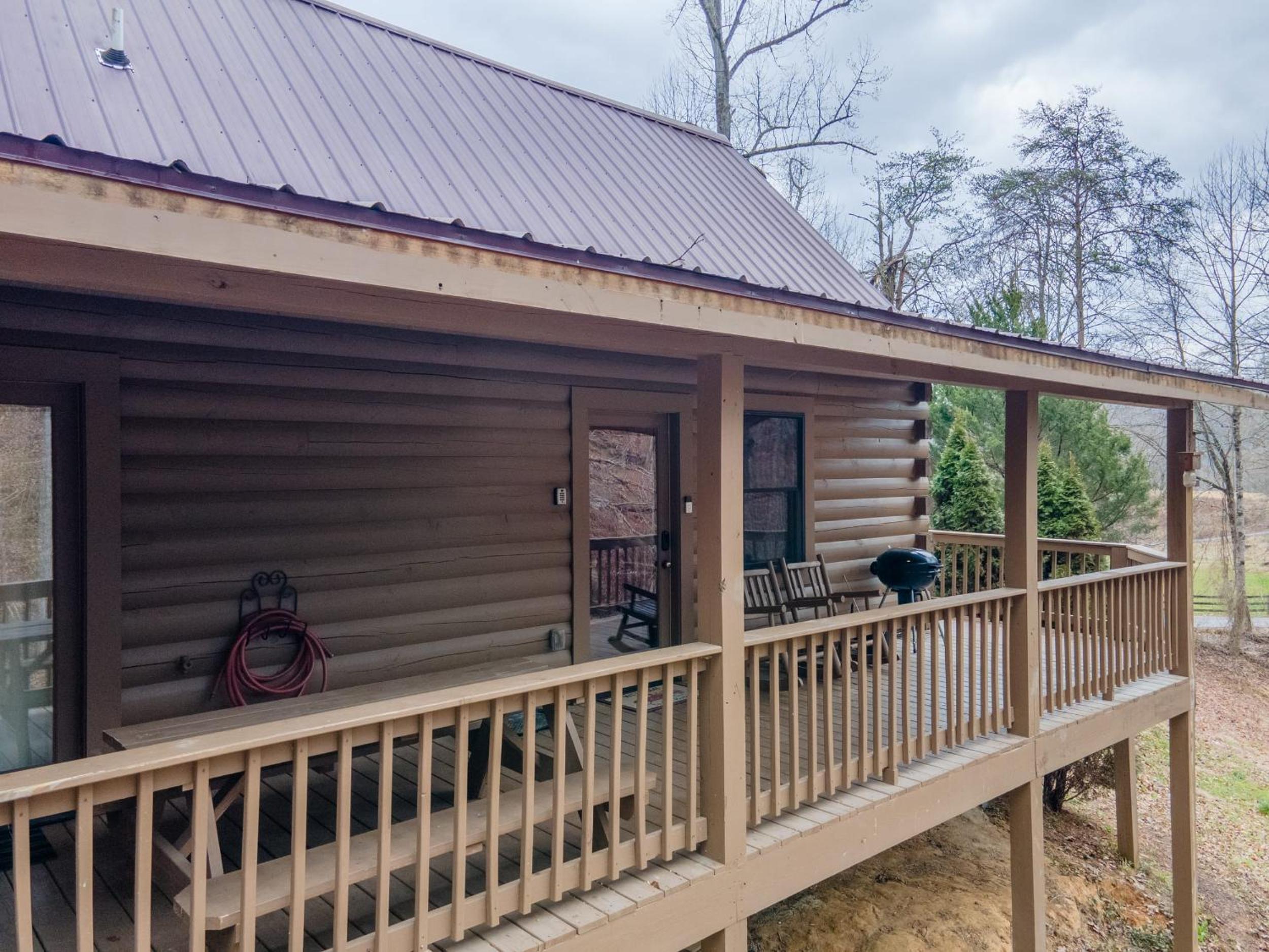 Cozy Cabin Retreat: Tiny Trotter