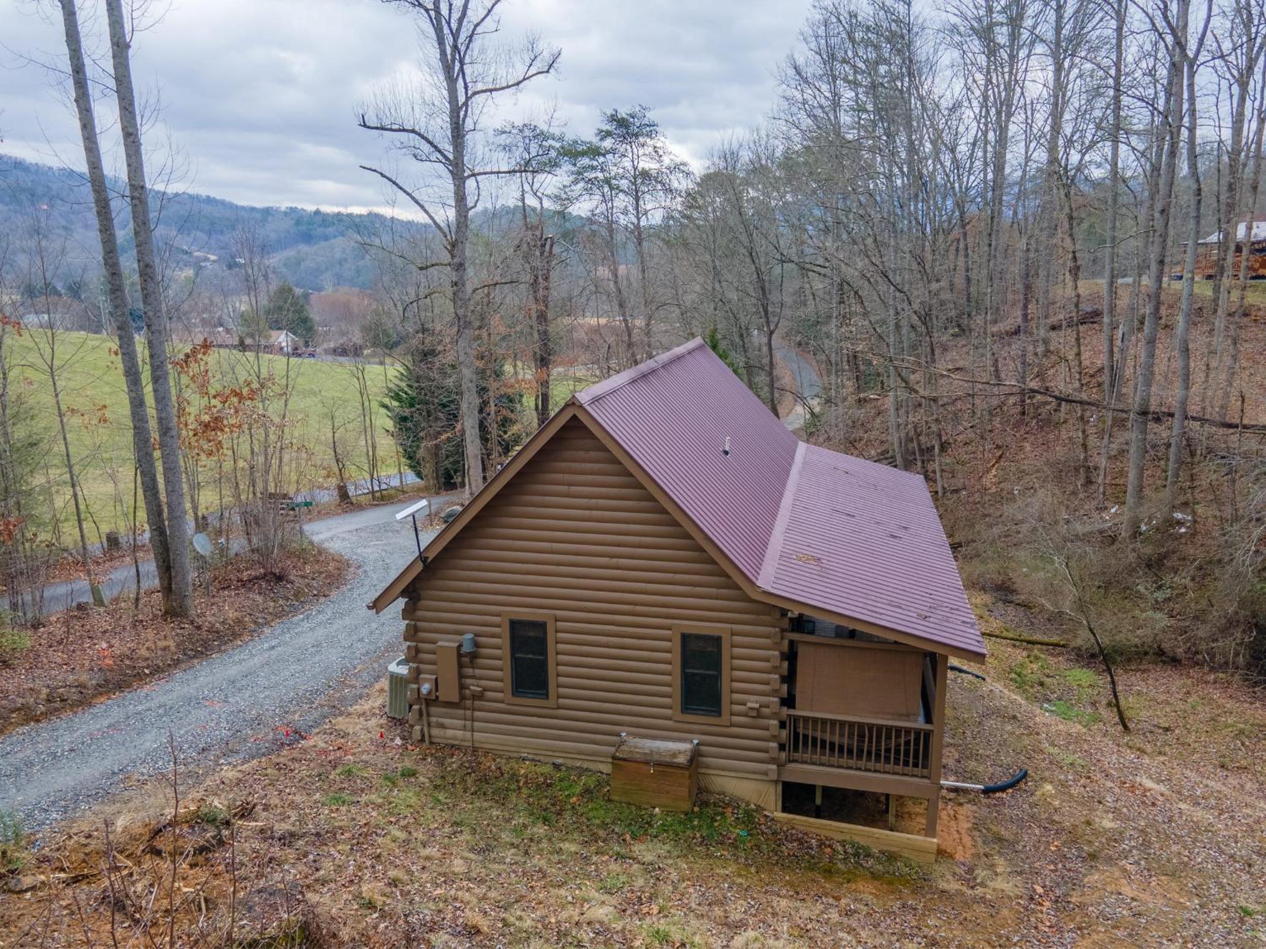 Cozy Cabin Retreat: Tiny Trotter