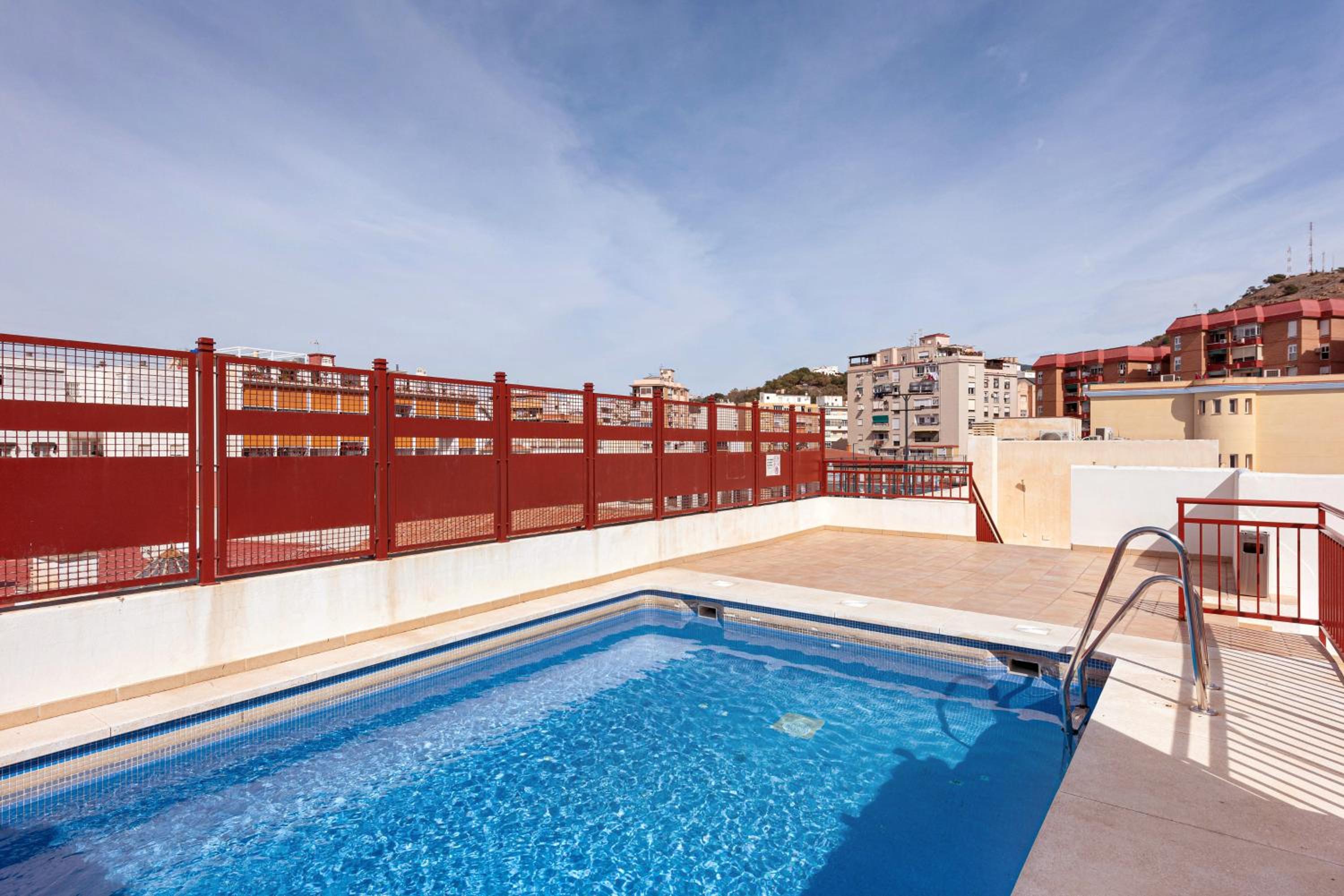 Piscina, patio privado y aparcamiento